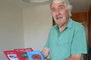 Walter Wicki mit seinen drei Büchern. (Bild: Roger Rüegger / Luzerner Zeitung)