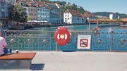 Das Aussehen der neuen roten Rettungsboxen – hier auf der Reussbrücke – sorgt für Diskussionen. (Bild: Stefan Dähler (Luzern, 7. August 2017))