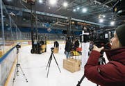 Die Forscher der Beratungsstelle für Unfallverhütung und der Arbeitsgemeinschaft für Unfallmechanik bringen das Testpendel in Position. (Bilder: Stefan Kaiser (Zug, 26. Februar 2018))