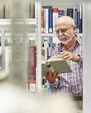 Ein Student im Pensionsalter in der Bibliothek der Universität Luzern. (Bild: Christof Schuerpf/Keystone)