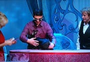 Hubert Bucher beim Ertasten eines der Kaninchen. (Bild ab TV/Neue LZ)
