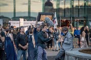 Vor dem KKL wird eine Szene zum Luzerner Tatort gedreht. (Bild: Pius Amrein (Luzern, 11. Juli 2017))