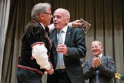 Jubilar Franz Stadelmann überreicht Taufpate und Bundesrat Ueli Maurer eine CD. (Bild: Philipp Schmidli (Marbach, 12. August 2017))