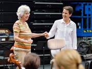 Die Dirigentinnen Sylvia Caduff (links) und Konstantia Gourzi. (Bild: SRF/Accentus Music/Michael Boomers)