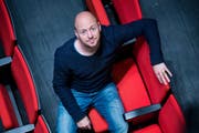 Dominik Busch in den Zuschauerrängen des Luzerner Theaters. (Bild: Dominik Wunderli / Neue LZ)