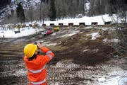 Auch während der Bauarbeiten wird der Hang überwacht. (Bild: Urs Hanhart / Neue UZ)