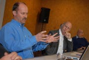 PK-Szene (von links): Kurt Wittwer, Schulpräsident von Ennetmoos, Rolf Bucher, Schulleiter von Stans und Peter Baumann, Präsident Vereinigung Schulleiterinnen und Schulleiter Nidwalden. (Bild Geri Wyss/Neue NZ)