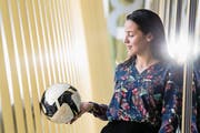 Auf und neben dem Fussballfeld talentiert: Claudia Rodrigues. Hier bei der Swisspor-Arena des FCL. (Bild: Nadia Schärli (Luzern, 14. Juni 2017))