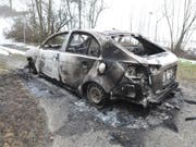 In diesem Auto ist eine verkohlte Leiche in Brittnau AG aufgefunden worden. (Bild: Handout Aargauer Kantonspolizei)