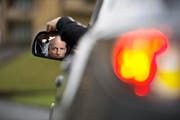 Seit Anfang Jahr darf man auf Schweizer Strassen (im Bild ein Lenker in der Stadt Luzern) nur noch dann über längere Strecken rückwärts fahren, falls Wenden sonst unmöglich ist. (Bild Dominik Wunderli)
