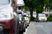 Symbolbild zum Parkieren in der Stadt Luzern. Im Bild: Parksituation in der Sempacherstrasse. (Bild: Archiv Neue LZ)