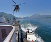 Einsatzkräfte der Sondereinheit Luchs seilen sich aus dem Helikopter ab. (Bild: Luzerner Polizei (Vierwaldstättersee, 17. Mai 2017))