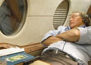 Samih Sawiris ruht sich in seinem Privatjet aus. (Still aus dem Film/pd)
