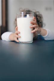 Für Leute mit Laktose-Intoleranz ist ein Glas Milch nicht nur ein Vergnügen. (Bild: Getty)