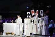 Zirkuspfarrer Adrian Bolzern (links) gestern beim Gottesdienst im Circus Knie auf der Luzerner Allmend. (Bild: Manuela Jans)