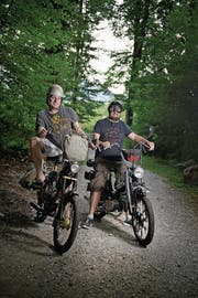 Die Alpnacher Jost Wallimann (links) und Ueli Wallimann absolvierten am Samstag mit weiteren Töffli-Fans das Alpenbrevet. (Bild: Corinne Glanzmann (Alpnach, 18. Juli 2017))