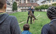 Bei der Luzerner Polizei beobachten Kinder den Hundeführer Wenzel Britschgi mit seinem Hund Mitch. (Bild: Pius Amrein (Luzern, 24. Juli 2017))
