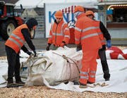 Beim Aufbau sind zwischen achtzig und hundert Leute tätig. (Bild: Stefan Kaiser (Zug, 6. November 2017))