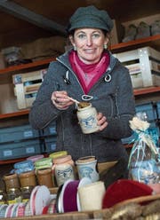Barbara Murer-Jost aus Buttisholz mit ihrem Gourmetsenf. (Bild: Dominik Wunderli (16. Februar 2017).)