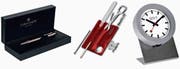 «Caran d’Ache»-Kugelschreiber, Victorinox «Swisscard» und Mondaine «Magnet Clock»: drei VIP-Produkte des Geschenkkatalogs des Bundes. (Bild: PD)