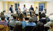 Gian Brun (links), Karen Umbach, Andreas Lustenberger (Zweiter von rechts) und Nicole Schmid standen im Siehbachsaal auf dem Podium. In der Mitte Podiumsleiter Falco Meyer. (Bild: Stefan Kaiser (Zug, 5. April 2017))