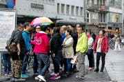 Asiatische Touristen am Schwanenplatz. Gruppenreisende generieren eine Wertschöpfung von bis zu 350 Millionen Franken. (Bild Corinne Glanzmann)