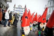 Zackiger Farbtupfer: Kindergärtler als «ZigZwerge» am gestrigen Umzug des Heilpädagogischen Zentrums Sunnebüel in Schüpfheim. (Bild Pius Amrein/Neue LZ)