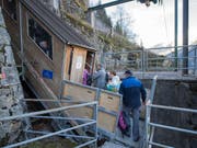 Die knapp 100 Jahre alte Standseilbahn ist seit dem frühen Mittwochmorgen als Notverbindung zwischen Amsteg und Bristen in Betrieb. (Bild: KEYSTONE/URS FLUEELER)