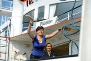 Reporterin Beatrice Vogel übt unter der Aufsicht von Matrosin Lalline da Silva (im Hintergrund), das Seil über den Masten zu werfen. (Bild: Nadia Schärli / Neue LZ)