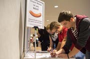 Die Schüler der Kanti Willisau unterschreiben die Petition mit dem Motto: «Unsere Mensa ist uns nicht Wurst». (Bild: pd)