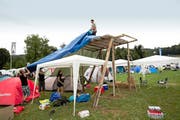 Die Besucher richten sich am Heitere Open Air in Zofingen ein: Diese Gruppe aus Luzern errichtet gar eine Aussichtsplattform. (Bild: Manuela Jans / Neue LZ)
