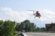 Der Rega-Helikopter beim Abtransport einer verletzten Person. (Bild: Neue OZ)
