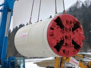 Luftfracht: Per Kran wird ein 10 Tonnen schwerer Bohrkopf angeliefert. (Bild: PD)