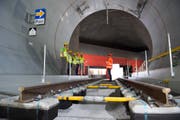 Ein Guiden führt Besucher zum Tunnelfenster. (Bild: PD/Angel Sanchez)