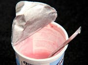 Der Lastwagenchauffeur ass während dem Fahren ein Joghurt. (Symbolbild/Neue ZZ)