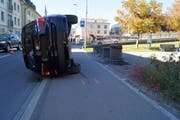 Das Auto prallte in einen Stein und kippte zur Seite. (Bild: Zuger Polizei (Unterägeri, 17. Oktober 2017))