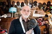 Bruno Strebel (68) mit Erinnerungsstücken aus Äthiopien. (Bild: Eveline Beerkircher (Geuensee, 9. November 2017))