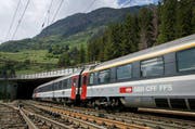 Für die Sicherheit auf der Nord-Süd-Achse Gotthard investieren die SBB in zwei Lösch- und Rettungszüge. (Bild: Keystone)