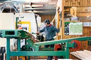 Ein Sägewerkmitarbeiter überwacht die Bearbeitung von Bauholz auf einer Hobelmaschine. Bild: Christian Beutler/Keystone (Unterstammheim, 7. März 2016)