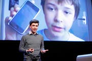 Mit seinem Internetblog erregte der damals 13-jährige Philipp Riederle grosse Aufmerksamkeit (Bild hinten), heute erklärt der 19-Jährige Unternehmen wie die junge Generation tickt. (Bild Thomas Züger)