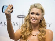 Die amerikanische Hotelerbin Paris Hilton macht künftig wohl vermehrt Selfies auch aus Feusisberg im Tiefsteuerkanton Schwyz: Sie hat sich persönlich auf der Gemeindeverwaltung angemeldet. (Bild: KEYSTONE/EPA PAP/GRZEGORZ MICHALOWSKI)