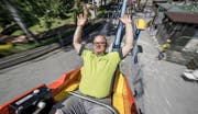 Los gehts! Thomas Müller (48), Inhaber des Schongilands, geniesst den Geschwindigkeitsrausch auf der neusten Bahn des Vergnügungsparkes: der «Butterfly». (Bild Pius Amrein)