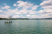 Er ist ein schönes Badegewässer, ganz gesund ist er aber nicht: der Zugersee. (Bild: Maria Schmid (Hünenberg, 17. Juli 2017))