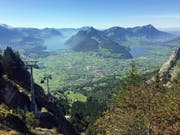 Blick von der Rotenflue in den Talkessel mit der Gemeinde Schwyz (vorne) und Brunnen (links) mit Vierwaldstättersee. (Bild: René Meier (Schwyz, 2. Oktober 2017))