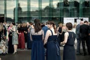 Abendgarderobe war am Dienstagabend Pflicht. (Bild: Pius Amrein (Luzern, 11. Juli 2017))