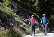 Theresa May wandert zusammen mit ihrem Mann in den Schweizer Bergen. Das Bild stammt vom vergangenen Freitag. (Bild: AP/Marco Bertorello)