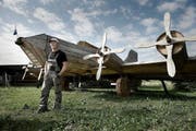 Dieses Flugzeug wird am 1. August abgefackelt. Eugen Wüest (51) vor seiner nachgebauten B-17 auf dem Flugplatz Triengen. (Bild: Corinne Glanzmann / Neue LZ)