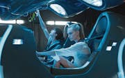 Im futuristischen Raumschiff-Cockpit: Cara Delevingne (Laureline) und Dane DeHaan (Valerian). (Bild: Pathé)