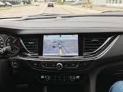 Der Touchscreen sitzt am richtigen Ort, Knöpfe gibt es nur noch wenige. (Bild: Matthias Hafen)