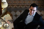 Laurent Prince sitzt am Sekretär im Hotel Schweizerhof in Luzern: Seit Montag ist der 44-jährige Luzerner das Wissen und Gewissen des Schweizer Fussballs. (Bild: Nadia Schärli)